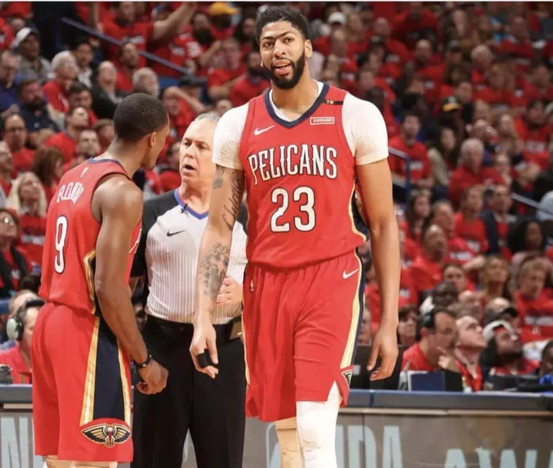 替补球员依 替补球员依