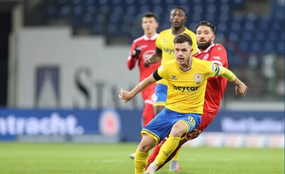 乌兹别克-十人吉尔吉斯，阿里若诺夫制胜，肖穆罗多夫失点.